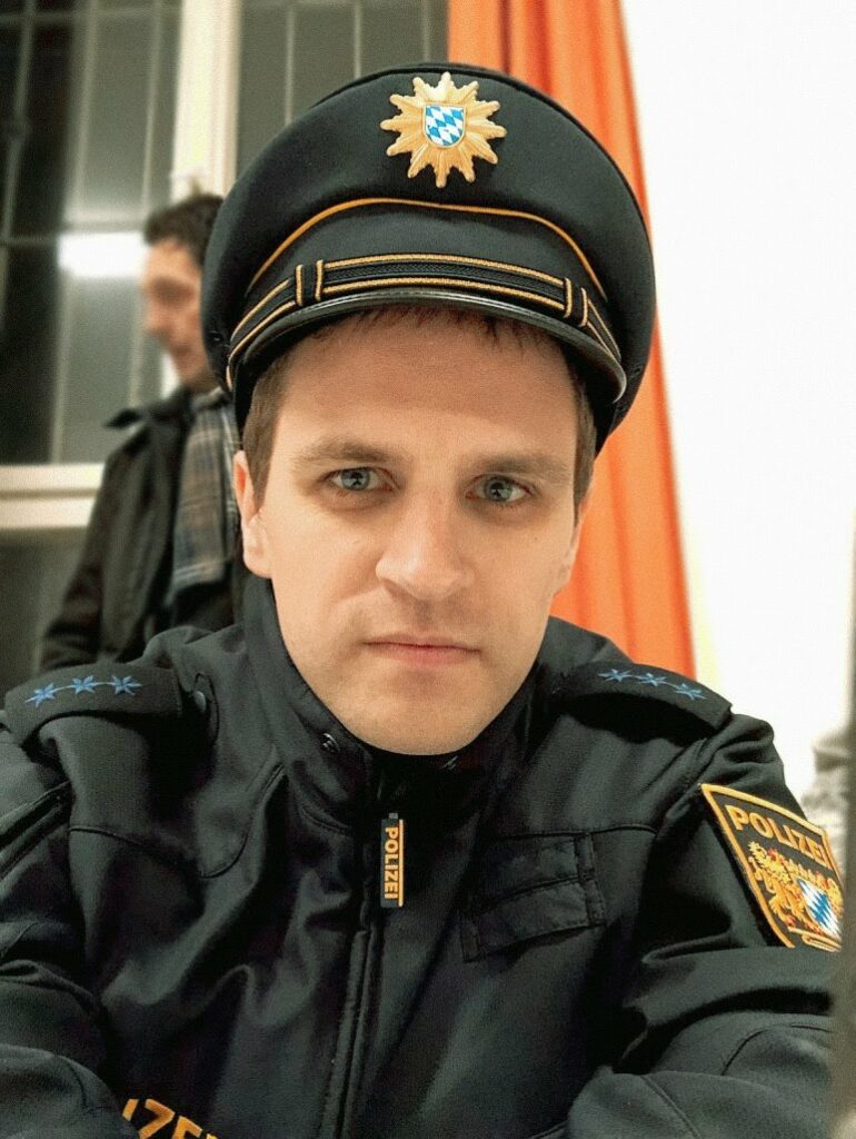 Im Polizei-Kostüm für "Tatort"